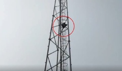 Clip: Cô gái ở Ấn Độ leo cột phát sóng để đòi cảnh sát thả bạn trai đang bị tạm giữ