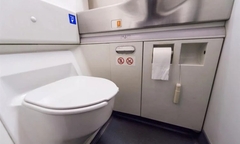 Điều tiếp viên hàng không khuyên hành khách nên làm khi dùng toilet