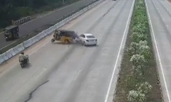 Clip: Khoảnh khắc ô tô  "điên " hất văng 13 hành khách xuống đường tại Ấn Độ
