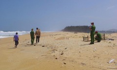 Quảng Ngãi: Phát hiện 2 thi thể nam giới trôi dạt vào bờ biển