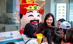 Ngày đầu tiên ABBank tung “mưa” vàng 24K: Những chủ nhân đầu tiên đã lộ diện