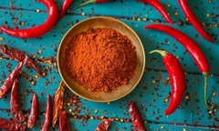 Mẹo phân biệt ớt bột thật với ớt bột trộn phẩm màu