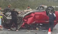 Ôtô lật úp, “vò nát” sau tai nạn, tài xế vẫn bình an tự chui ra ngoài