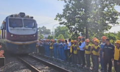 Đường sắt Bắc - Nam thông tuyến sau sự cố sà lan đâm vào cầu Ghềnh