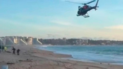 Người phụ nữ bị sóng cuốn ra khơi, 3 người xuống cứu, tất cả đều tử vong