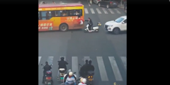Đang đi đường thấy cảnh này trên xe buýt, người đàn ông lập tức hành động khiến triệu người cảm phục
