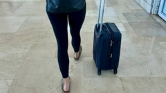 Vì sao không nên mặc quần legging lên máy bay?