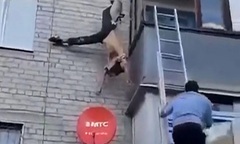 Clip: Ngã từ tầng 5 của tòa nhà, người đàn ông say xỉn thoát chết trong gang tấc