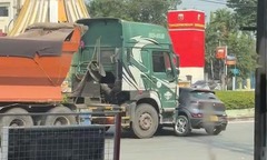 Thót tim cảnh xe đầu kéo ủi ô tô điện cả chục mét trên Quốc lộ 13 ở TP.HCM