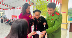  Ấm áp hình ảnh Công an Hà Nội tận tình hỗ trợ các cử tri cao tuổi tại các điểm bầu cử