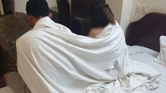 Bắt quả tang 4 cặp đôi  "vui vẻ " trong nhà nghỉ, lật tẩy  "bí mật động trời " của 2  "tú bà "