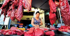 Người bán thịt treo thịt bò lên cao nhưng lại đặt thịt lợn trên mặt bàn, bất ngờ lý do