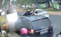 Camera ghi lại khoảnh khắc xe máy lao như  "tên bắn " vào ô tô, hai người bay lộn vòng trên không trung