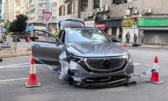 Clip: Tài xế 75 tuổi đạp nhầm ga khiến vợ văng khỏi xe, 8 người khác bị thương