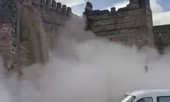 Clip: Lâu đài từ thế kỷ 15 bất ngờ đổ sập, du khách tháo chạy trong hoảng loạn