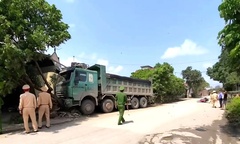 Tin tức tai nạn giao thông mới nhất ngày 19/3: Va chạm với xe tải, người đàn ông đi xe máy tử vong