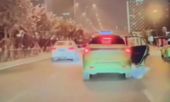 Clip: Cãi nhau với bạn trong tình trạng say xỉn, người phụ nữ ngã khỏi xe taxi đang chạy