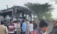 Xe buýt tông xe tải trên cao tốc, ít nhất 5 người tử vong