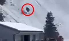 Clip: Cabin cáp treo văng khỏi dây, rơi xuống sườn núi, hành khách bên trong tử vong