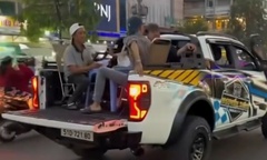 Xác minh nhóm người ngồi ăn uống, “cụng ly” trên thùng xe bán tải đang chạy