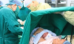 Sản phụ 60 tuổi sinh bé trai 2,8kg