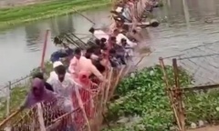 Cầu phao bất ngờ bị sập, hàng chục người rơi xuống sông, 4 trẻ em được xác nhận tử vong