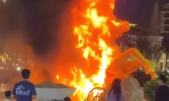 Linh vật ngựa bên bờ sông Hương bất ngờ bốc cháy dữ dội trong đêm