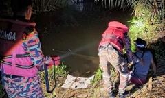 Clip: Đi bắt tôm cùng cha, con trai bị cá sấu cắn tử vong trên sông