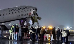 Hiện trường máy bay Canada đâm trúng xe cứu hoả trên đường băng, 2 phi công thiệt mạng