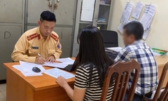 Danh tính nữ tài xế ở Hà Nội sử dụng điện thoại khi đang lái xe, bị ghi hình gửi CSGT xử phạt