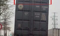 Hà Nội: Xử phạt tài xế xe container “cắt nóc” chở hàng quá tải