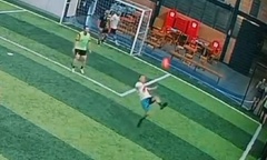 Clip: Cầu thủ chấn thương nghiêm trọng sau cú sút  "xe đạp chổng ngược "