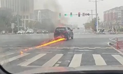 Clip: Ô tô đang di chuyển bất ngờ bốc cháy dữ dội giữa phố, để lại vệt lửa dài khiến nhiều người hoảng hốt