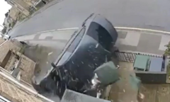 Clip: Kinh hoàng khoảnh khắc BMW phi như  "tên bắn ", lao thẳng vào nhà dân, biến dạng