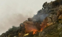 Clip: Khoảnh khắc trực thăng chữa cháy đâm vào vách đá, rơi xuống biển lửa