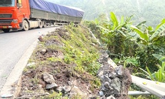 Tin tức tai nạn giao thông mới nhất ngày 28/3: Ô tô bị tàu hỏa đâm biến dạng khi băng qua đường sắt