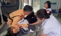 Nữ sinh Quảng Trị ngất xỉu ven đường, được CSGT đưa đi cấp cứu kịp thời