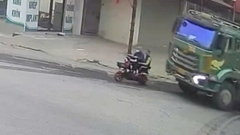 Khởi tố tài xế nghe điện thoại khi lái xe, gây tai nạn làm 2 người tử vong