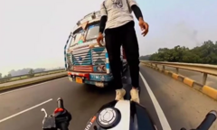 Clip:   "Diễn xiếc " trên yên mô tô trước đầu xe tải, nam thanh niên nhận kết đắng