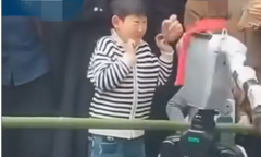 Clip: Robot mất kiểm soát khi biểu diễn, vung tay tát trúng mặt bé trai