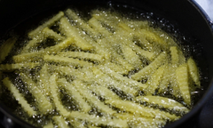 Mẹo giúp khoai tây chiên vàng giòn để lâu không ỉu