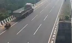 Clip: Đâm vào đuôi xe tải, 2 mẹ con đi xe máy tử vong thương tâm