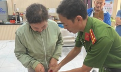 Người phụ nữ để quên vàng, kim cương trị giá hơn 3 tỷ đồng trên taxi, được công an hỗ trợ tìm lại