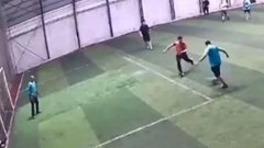 Clip: Bị bóng đập mạnh vào ngực, nam thủ môn ngã gục xuống sân cỏ, tử vong thương tâm