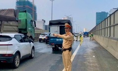 Hà Nội: Xử lý xe đầu kéo làm rơi vãi bùn đất trên đường Vành đai 3 trên cao