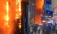 Hiện trường vụ cháy bao trùm tòa nhà tại Trung Quốc, 26 người thương vong