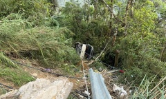 Hiện trường vụ xe ôtô 29 chỗ lao xuống vực sâu ở Tam Đảo