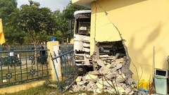 Hiện trường xe đầu kéo tông thủng tường trường mầm non ở Huế