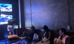 Bắt quả tang nhóm "nam thanh nữ tú " làm điều "mờ ám " trong quán karaoke