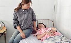Vụ nữ sinh lớp 7 bị bạn đánh hội đồng nhập viện tại Đắk Lắk: Nạn nhân bị đánh gãy xương sườn